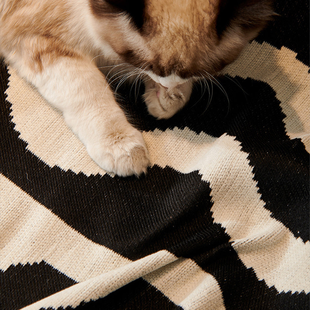 Copertina di divano geometrica a cinque colori - motivi audaci per un look moderno