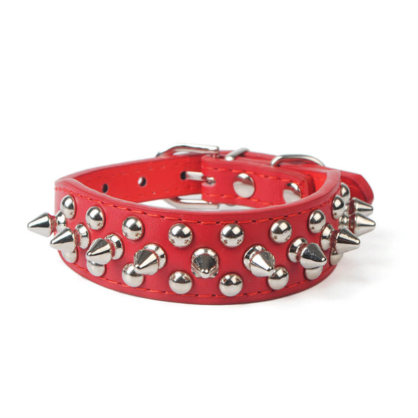 Collares multicolor de mascotas con tachuelas