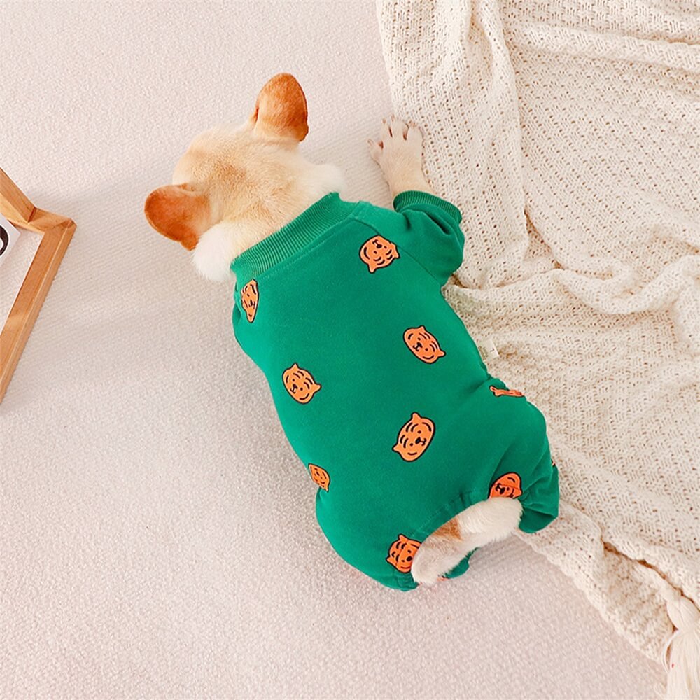 Pijama verde para perros con estampado de calabazas: ropa de dormir acogedora y festiva para perros