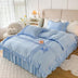 Elegante juego de cama de consuelo de terciopelo decorado con leche con falda de cama con falda