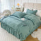 Elegante juego de cama de consuelo de terciopelo decorado con leche con falda de cama con falda