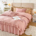 Elegante juego de cama de consuelo de terciopelo decorado con leche con falda de cama con falda
