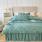 Elegante juego de cama de consuelo de terciopelo decorado con leche con falda de cama con falda