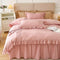 Elegante juego de cama de consuelo de terciopelo decorado con leche con falda de cama con falda