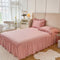 Elegante juego de cama de consuelo de terciopelo decorado con leche con falda de cama con falda