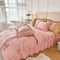 Elegante juego de cama de consuelo de terciopelo decorado con leche con falda de cama con falda