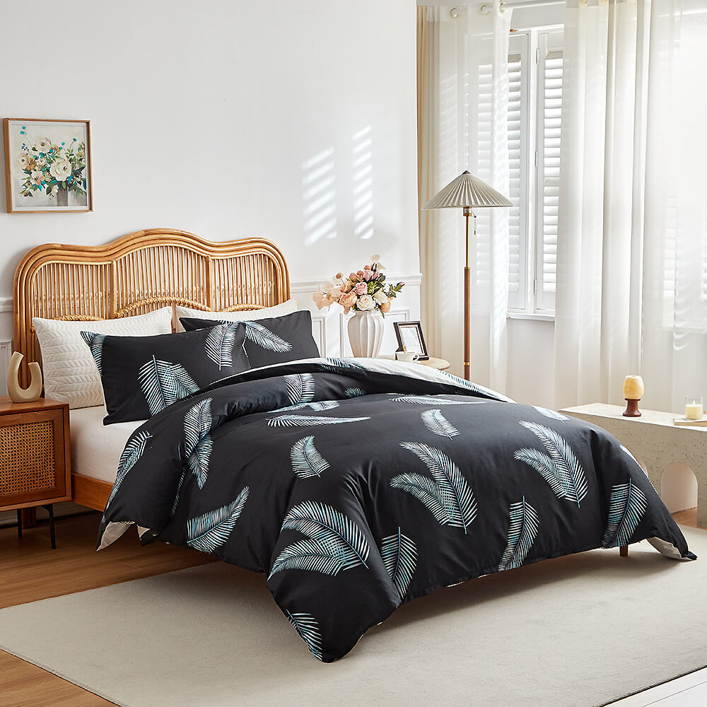 Simplistic Leaf Pattern Skin-Friendly Breathable Comforter Set with Pillowcases