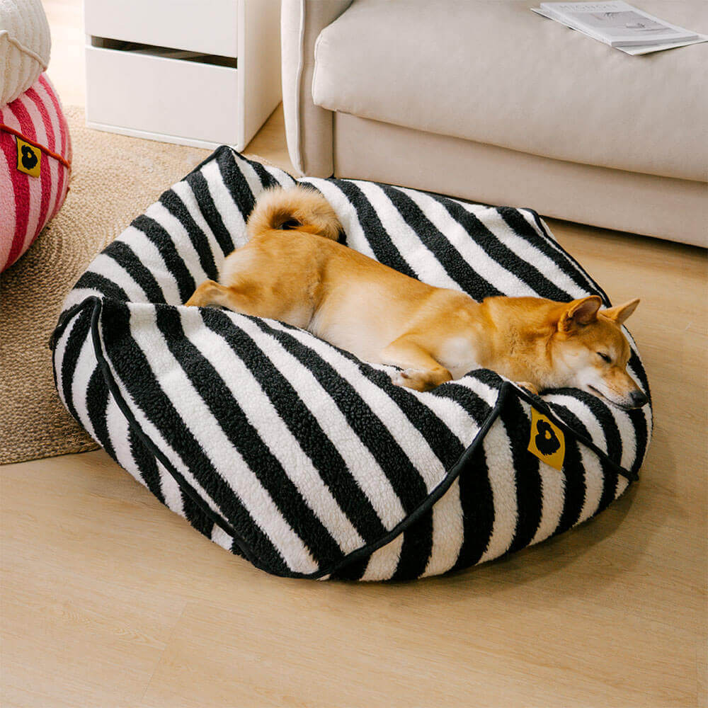 Cama para perros con puf calmante poligonal con estampado de rayas de moda