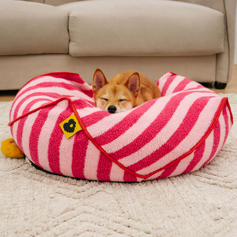 Cama para perros con puf calmante poligonal con estampado de rayas de moda