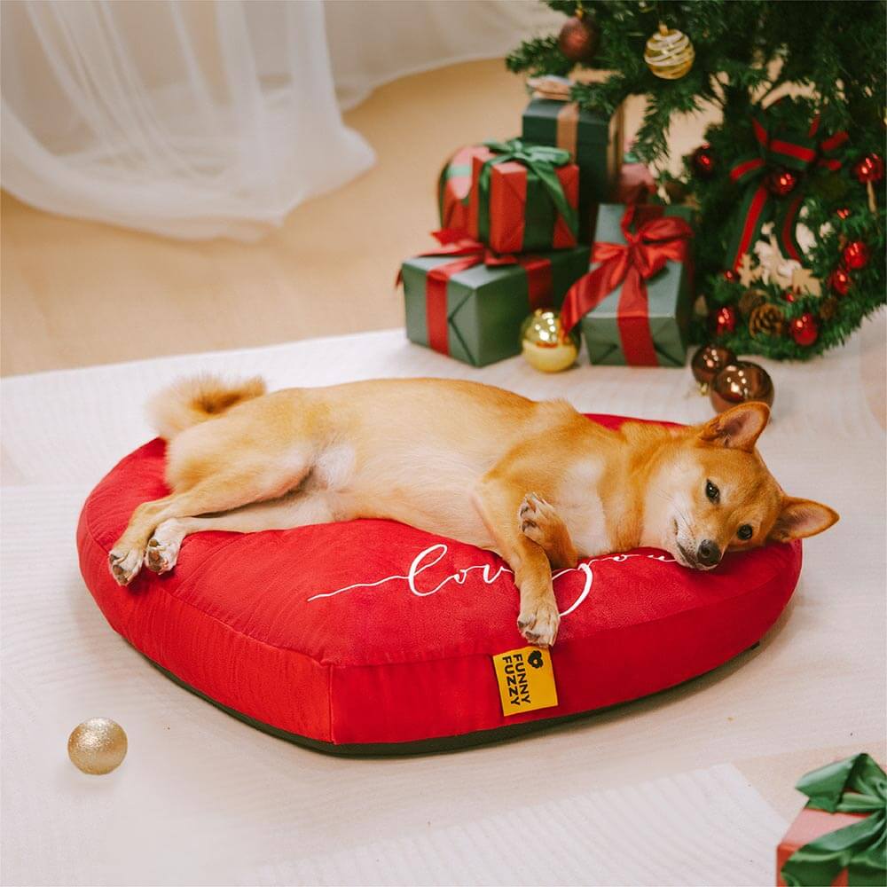 Cama festiva para perros de terciopelo en forma de corazón